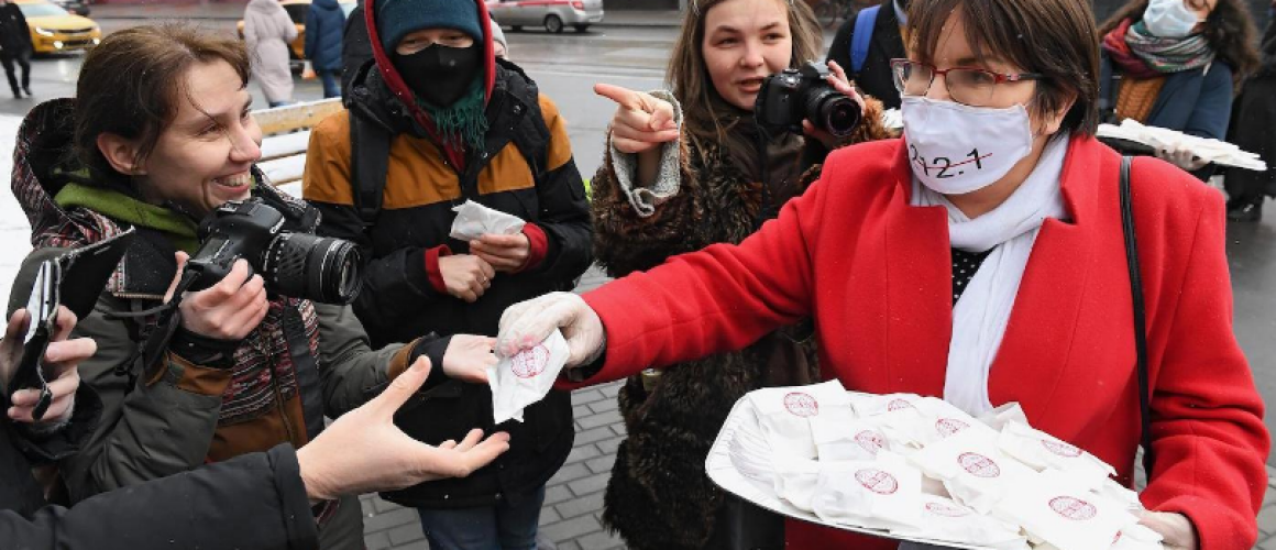 Юлия Галямина у Тверского районного суда. Фото: Дмитрий Духанин / Коммерсант